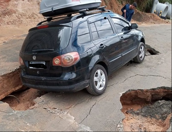 O carro na vala (Foto de leitor)