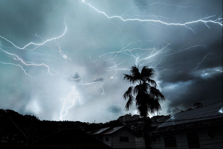 Tempestade de raios nas Braunes nesta madrugada (Foto: Thalles Kadett)